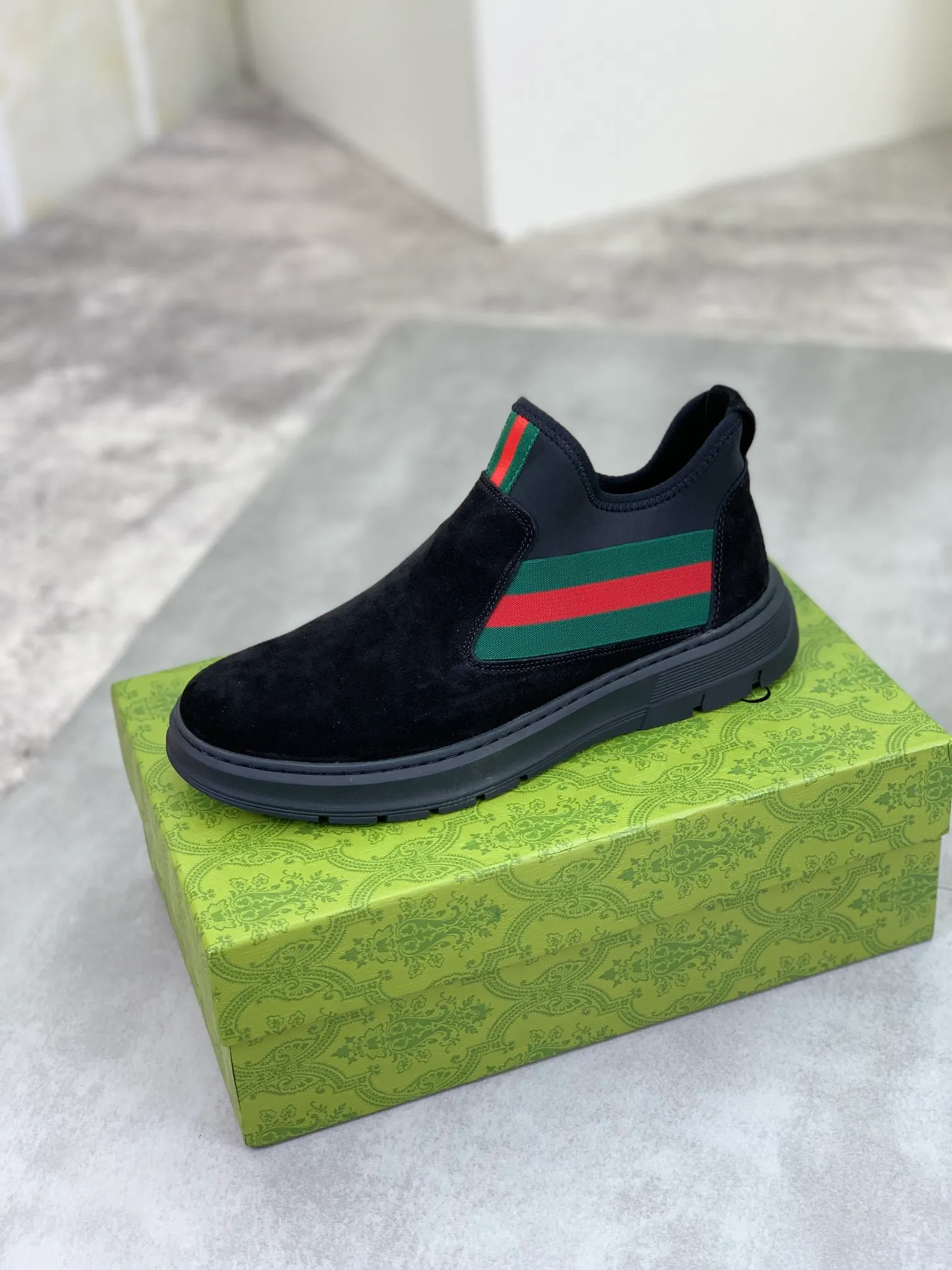 Men's shoes 💰P480 new style, sheepskin and velvet lining, new Gucci (Gucci) high-tops are on the market, new men's shoes, 😘fabrics are selected from original imported calfskin. Soft sheepskin lining and warm fleece lining. The original version is awesome! 👍🏿Original open-molded non-slip PU outsole, with exquisite lines, simple and elegant, super comfortable and classy on foot, suitable for leisure travel. Code number:38-44
